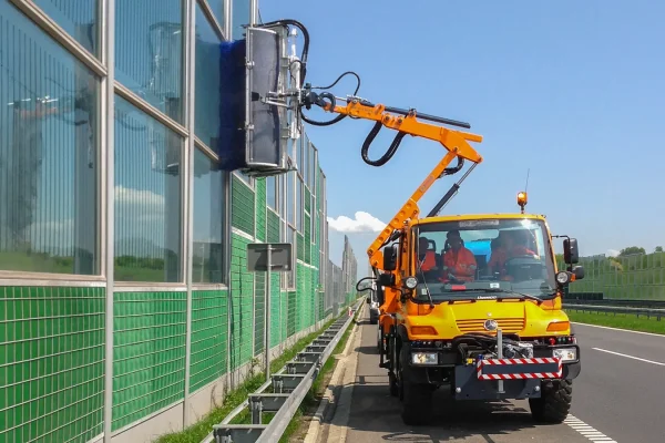 Pulitrice SolarClean per barriere stradali hymach evidenza Pulitrice SolarClean per barriere stradali hymach evidenza
