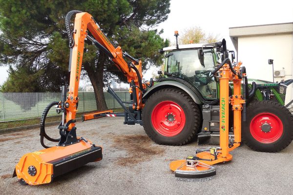 Macchina decespugliatrice scavallante maggiorata per sfalcio attorno a ostacoli, con attacco centrale a trattore